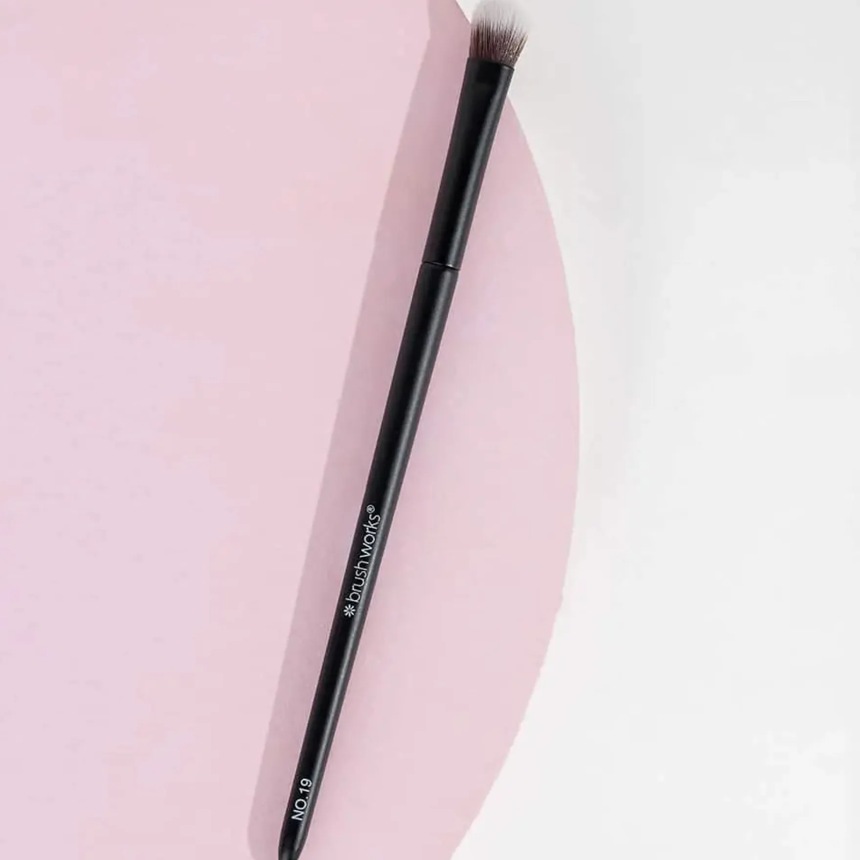 No. 19 Crease Blending Eye Brush